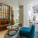 The 7 Hotel, Suites, & Ξενοδοχείο