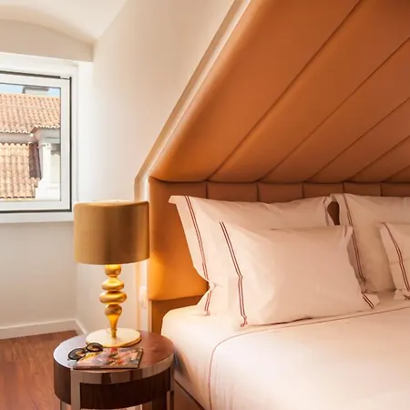 Отель The 7 Hotel, Suites, & 3*